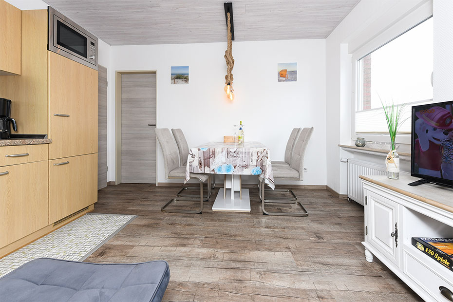 Ferienwohnung „Seestern“ - Wohnzimmer mit integriertem Küchenbereich