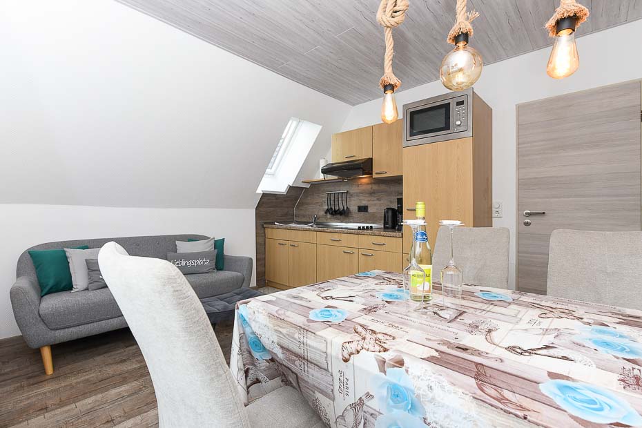 Ferienwohnung „Seestern“ - Wohnzimmer mit integriertem Küchenbereich