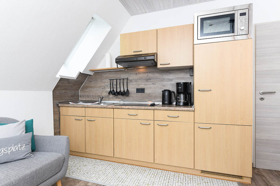 Ferienwohnung „Seestern“ - Wohnzimmer mit integriertem Küchenbereich