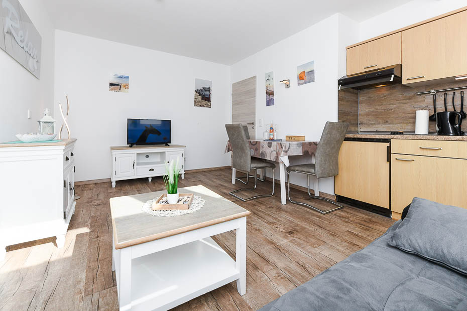 Ferienwohnung „Strandläufer“ - Wohnzimmer mit integriertem Küchenbereich
