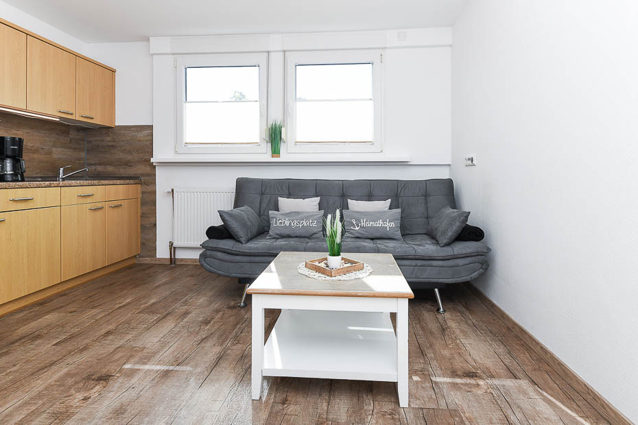 Ferienwohnung „Strandläufer“ - Wohnzimmer mit integriertem Küchenbereich