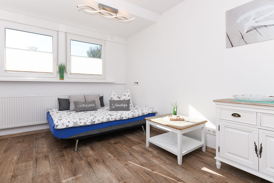 Ferienwohnung „Strandläufer“ - Wohnzimmer mit integriertem Küchenbereich