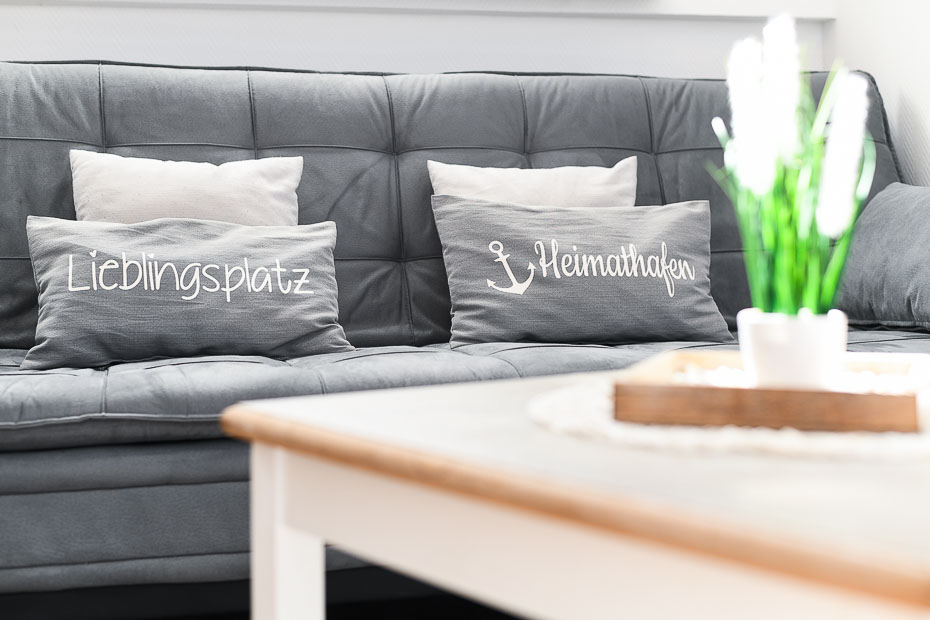 Ferienwohnung „Strandläufer“ - Wohnzimmer mit integriertem Küchenbereich