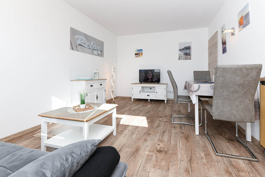 Ferienwohnung „Strandläufer“ - Wohnzimmer mit integriertem Küchenbereich