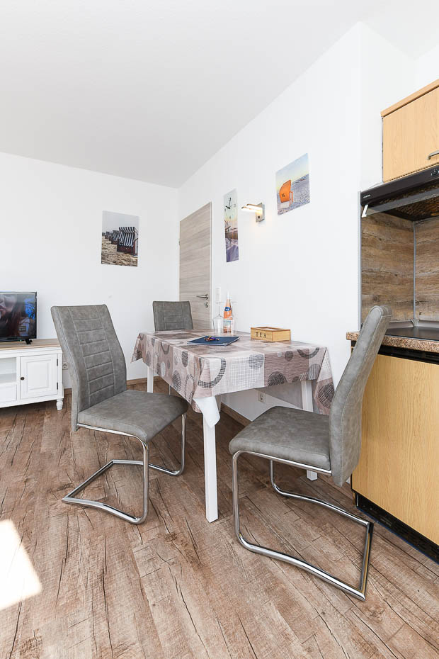 Ferienwohnung „Strandläufer“ - Wohnzimmer mit integriertem Küchenbereich