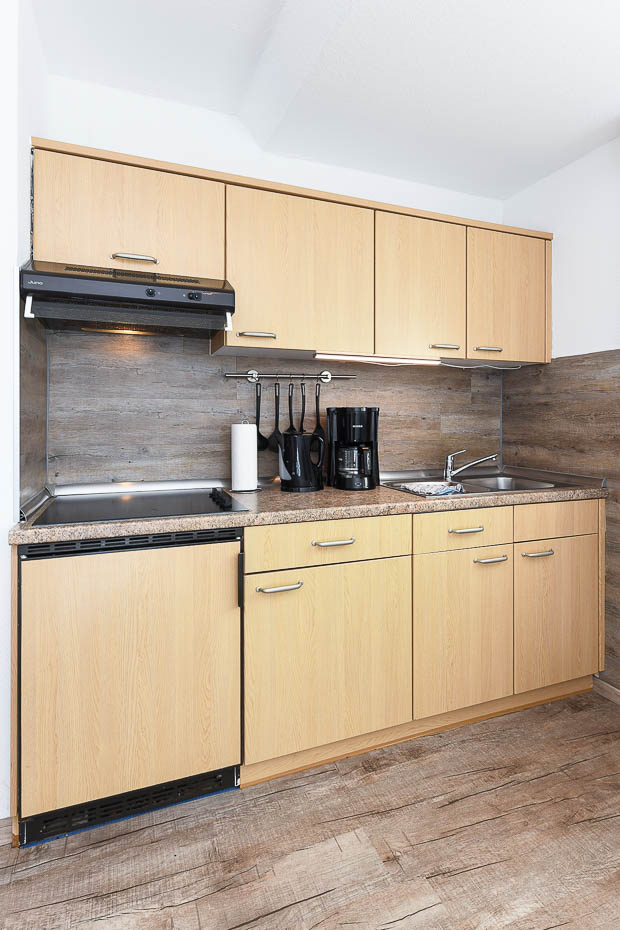 Ferienwohnung „Strandläufer“ - Wohnzimmer mit integriertem Küchenbereich