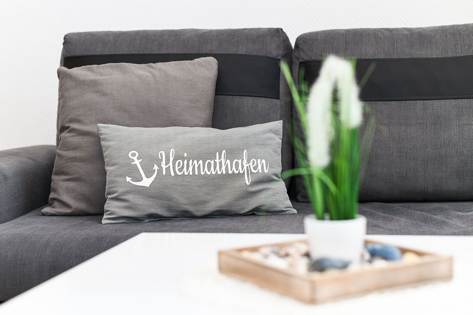 Ferienwohnung „Wattwurm“ - Wohnzimmer mit integriertem Küchenbereich