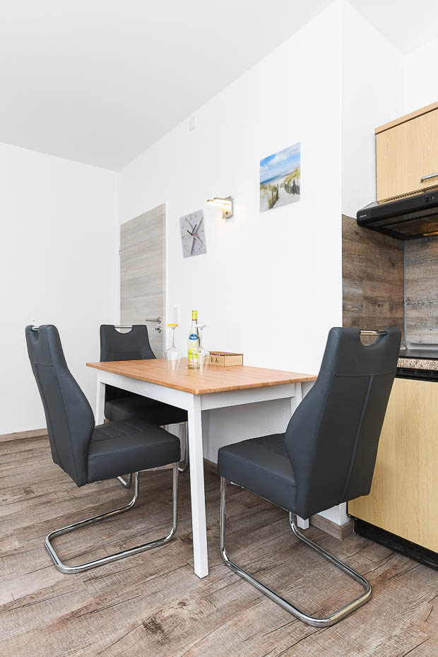 Ferienwohnung „Wattwurm“ - Wohnzimmer mit integriertem Küchenbereich