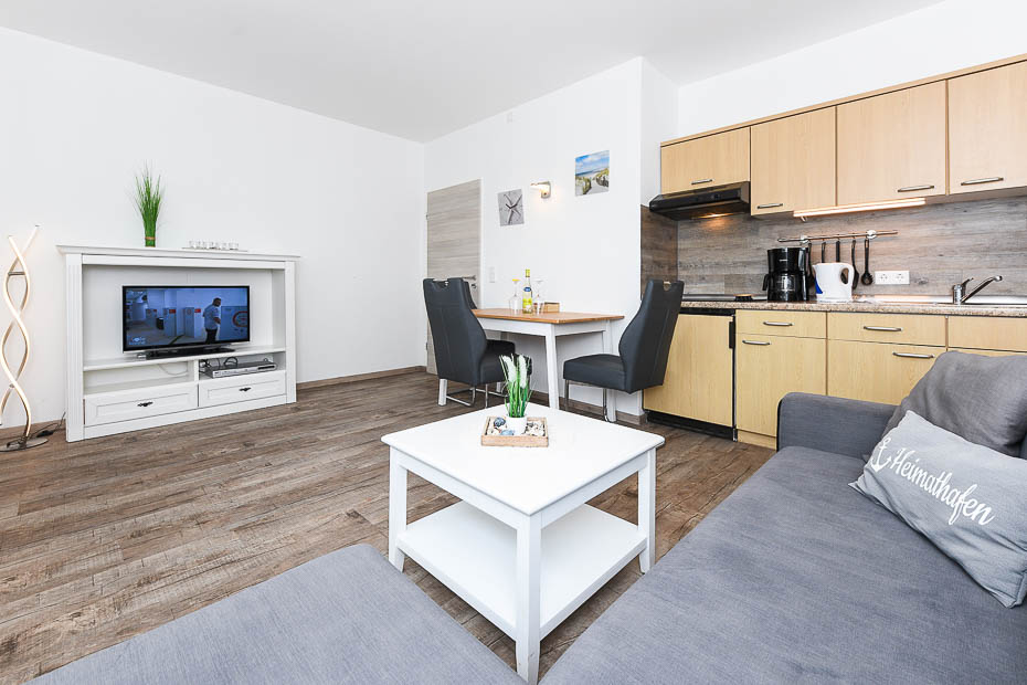 Ferienwohnung „Wattwurm“ - Wohnzimmer mit integriertem Küchenbereich