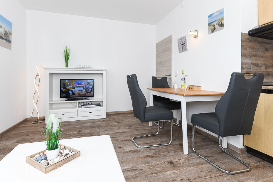 Ferienwohnung „Wattwurm“ - Wohnzimmer mit integriertem Küchenbereich