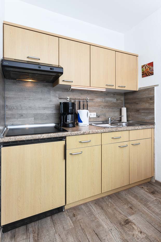 Ferienwohnung „Wattwurm“ - Wohnzimmer mit integriertem Küchenbereich