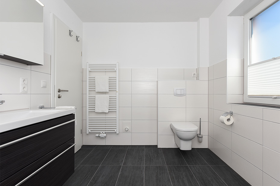 Ferienhaus „Deichgraf 1“ - Badezimmer im Obergeschoss