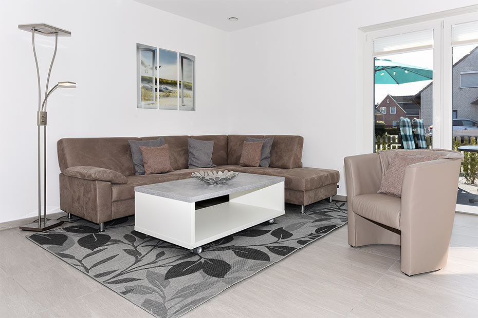 Ferienhaus „Deichgraf 1“ - Wohnzimmer mit integriertem Küchenbereich