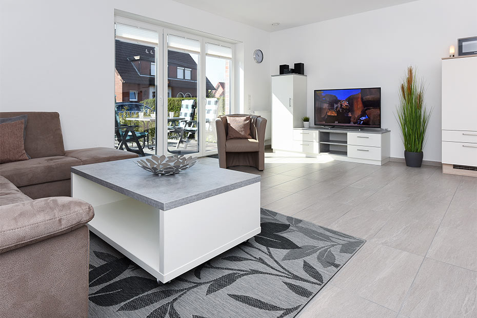 Ferienhaus „Deichgraf 1“ - Wohnzimmer mit integriertem Küchenbereich