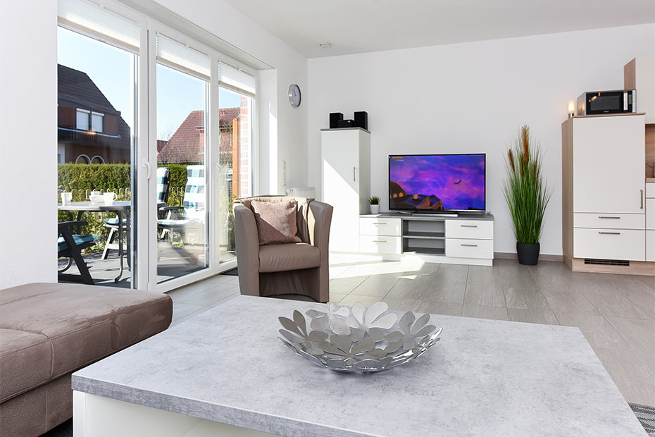 Ferienhaus „Deichgraf 1“ - Wohnzimmer mit integriertem Küchenbereich