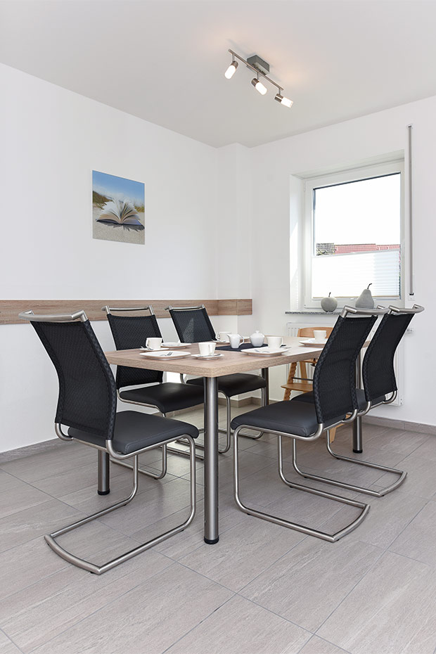 Ferienhaus „Deichgraf 1“ - Wohnzimmer mit integriertem Küchenbereich