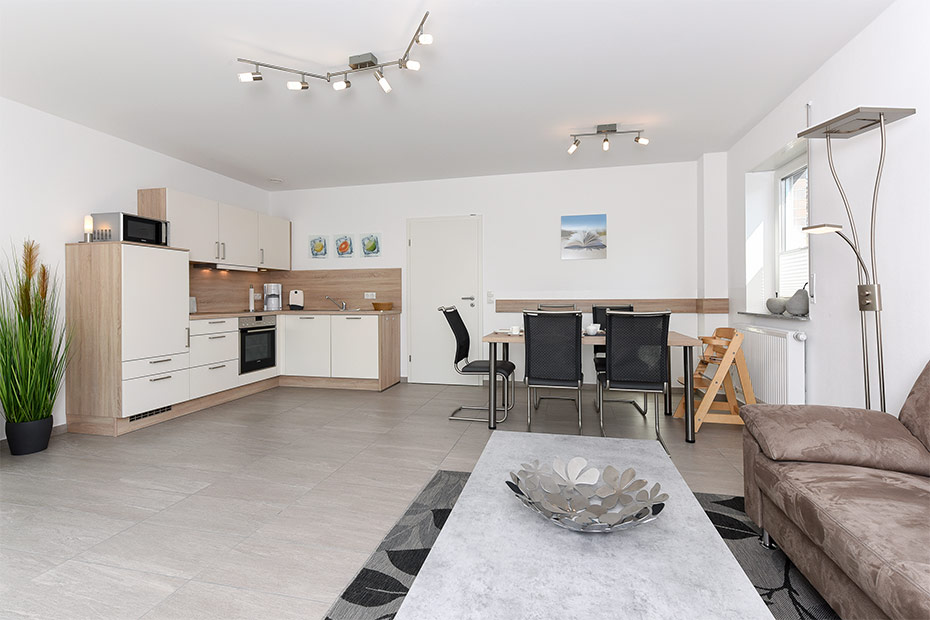 Ferienhaus „Deichgraf 1“ - Wohnzimmer mit integriertem Küchenbereich