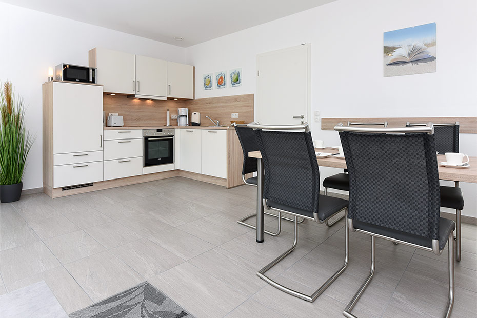 Ferienhaus „Deichgraf 1“ - Wohnzimmer mit integriertem Küchenbereich