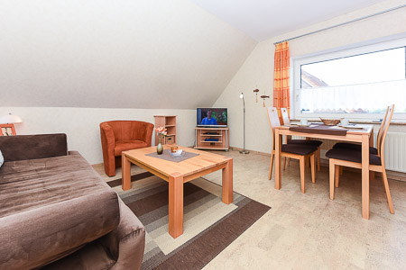 Ferienwohnung „Ebbe“ - Wohnzimmer mit integriertem Küchenbereich