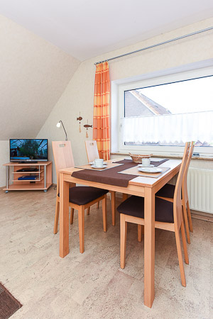 Ferienwohnung „Ebbe“ - Wohnzimmer mit integriertem Küchenbereich