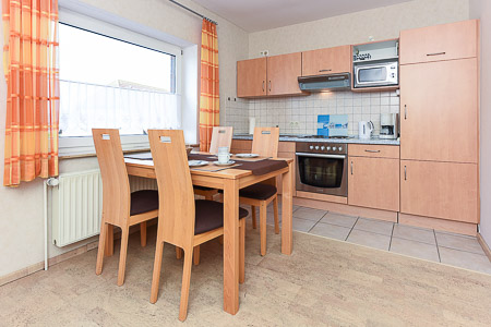 Ferienwohnung „Ebbe“ - Wohnzimmer mit integriertem Küchenbereich