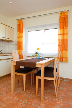 Ferienwohnung „Flut“ - Wohnzimmer mit integriertem Küchenbereich