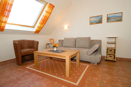 Ferienwohnung „Flut“ - Wohnzimmer mit integriertem Küchenbereich