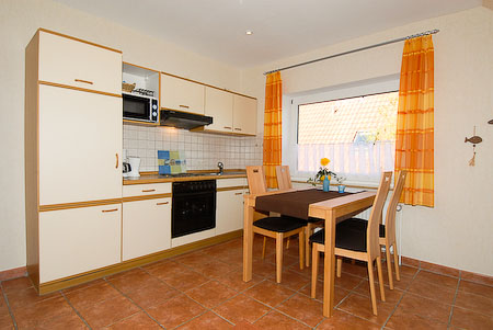 Ferienwohnung „Flut“ - Wohnzimmer mit integriertem Küchenbereich