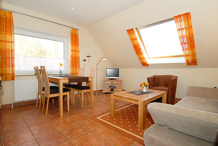 Ferienwohnung „Flut“ - Wohnzimmer mit integriertem Küchenbereich