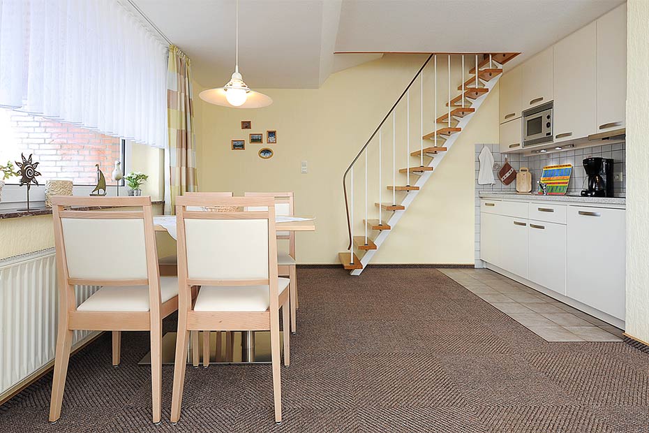 Ferienwohnung „Langeoog“ - Wohnzimmer mit integriertem Küchenbereich