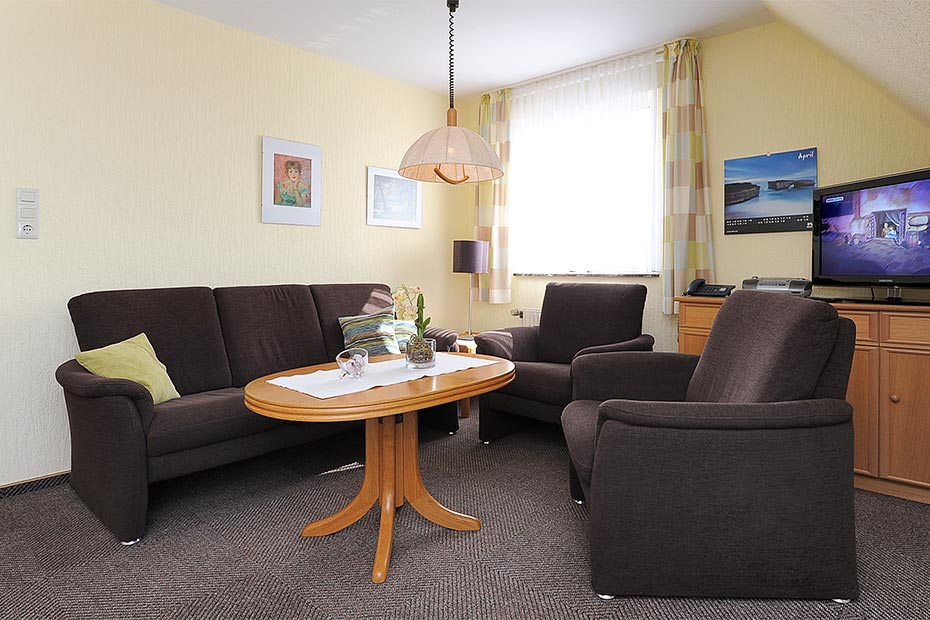 Ferienwohnung „Langeoog“ - Wohnzimmer mit integriertem Küchenbereich