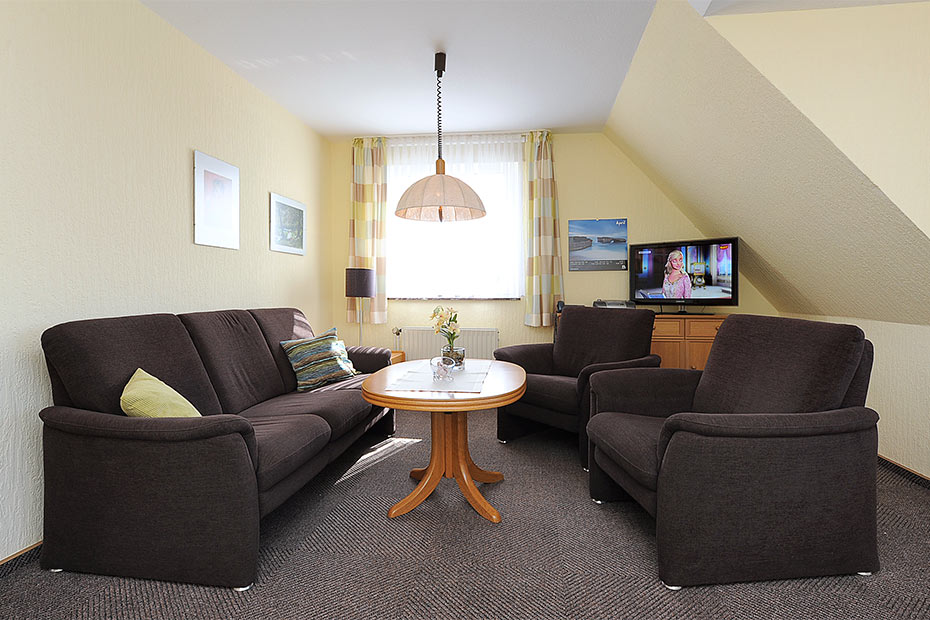 Ferienwohnung „Langeoog“ - Wohnzimmer mit integriertem Küchenbereich