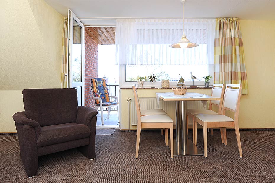 Ferienwohnung „Langeoog“ - Wohnzimmer mit integriertem Küchenbereich