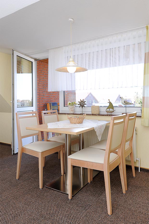 Ferienwohnung „Langeoog“ - Wohnzimmer mit integriertem Küchenbereich