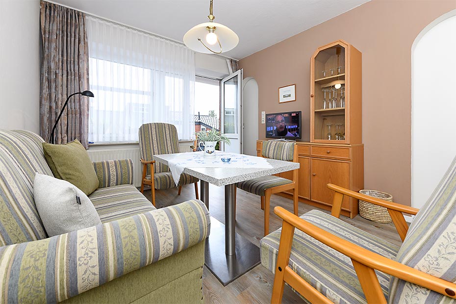 Ferienwohnung „Wangerooge“ - Wohnzimmer mit integriertem Küchenbereich