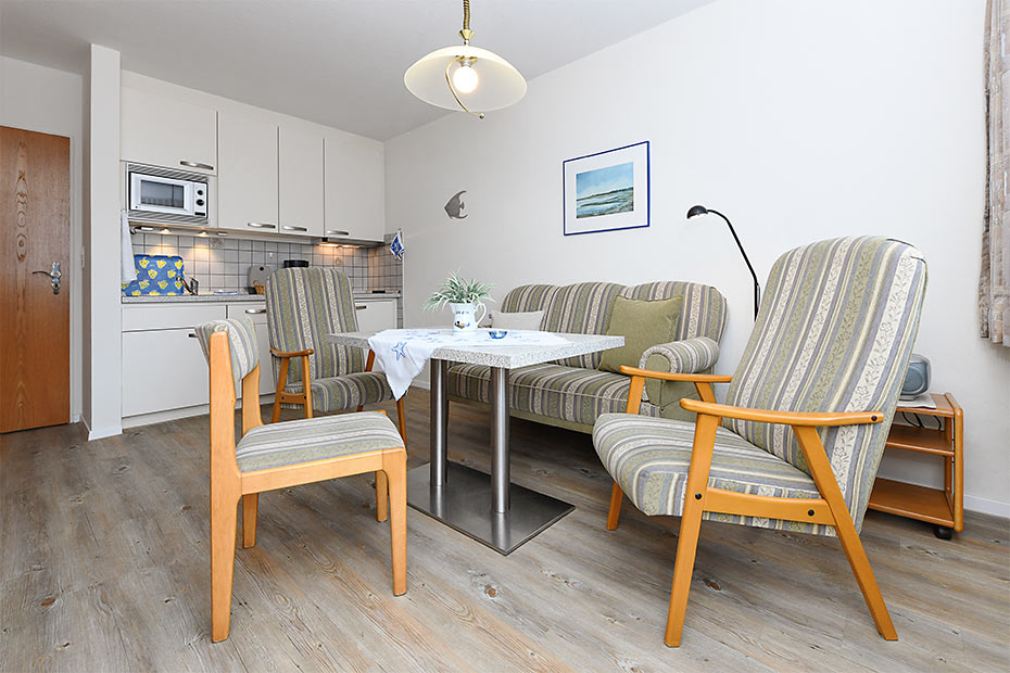 Ferienwohnung „Wangerooge“ - Wohnzimmer mit integriertem Küchenbereich