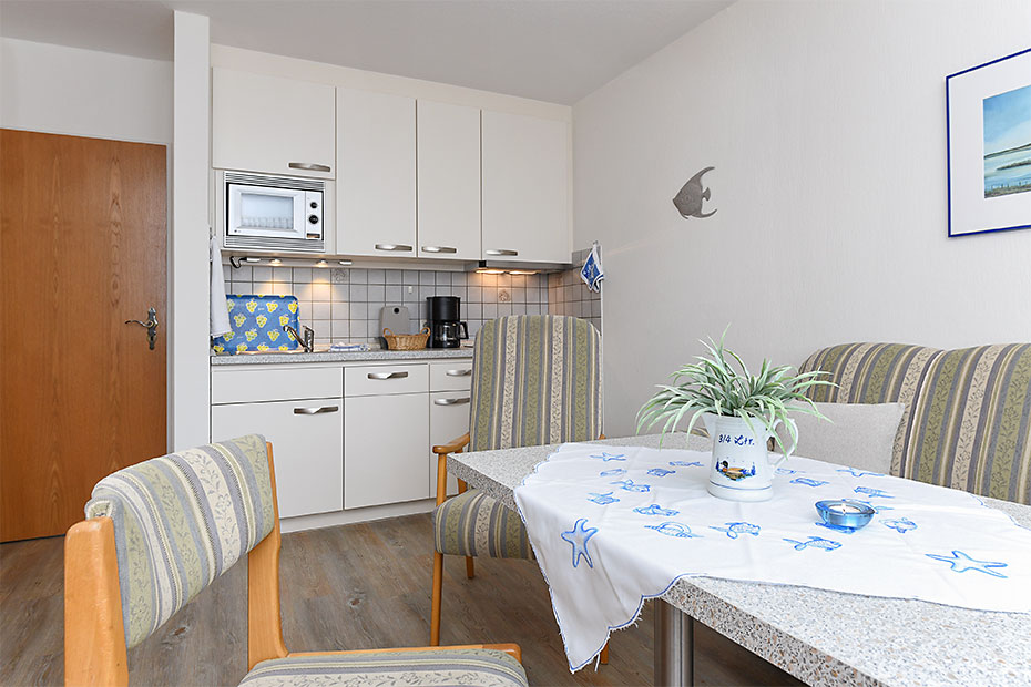 Ferienwohnung „Wangerooge“ - Wohnzimmer mit integriertem Küchenbereich