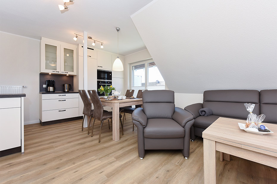 Ferienwohnung „oben links“ - Wohnzimmer mit integriertem Küchenbereich