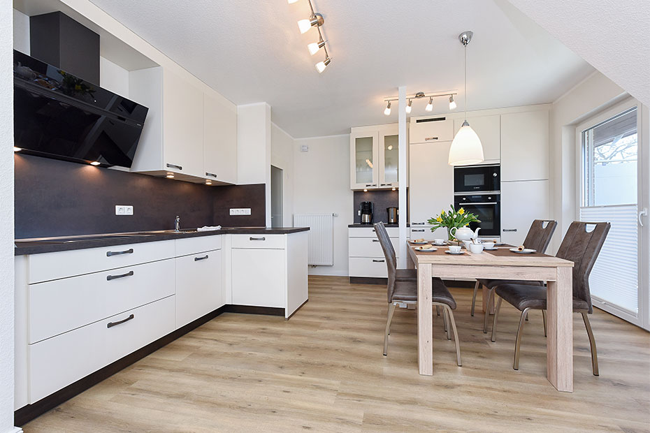 Ferienwohnung „oben links“ - Wohnzimmer mit integriertem Küchenbereich