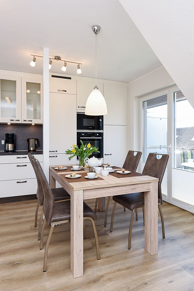 Ferienwohnung „oben links“ - Wohnzimmer mit integriertem Küchenbereich