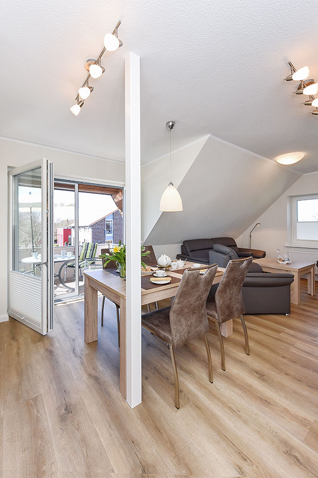 Ferienwohnung „oben links“ - Wohnzimmer mit integriertem Küchenbereich