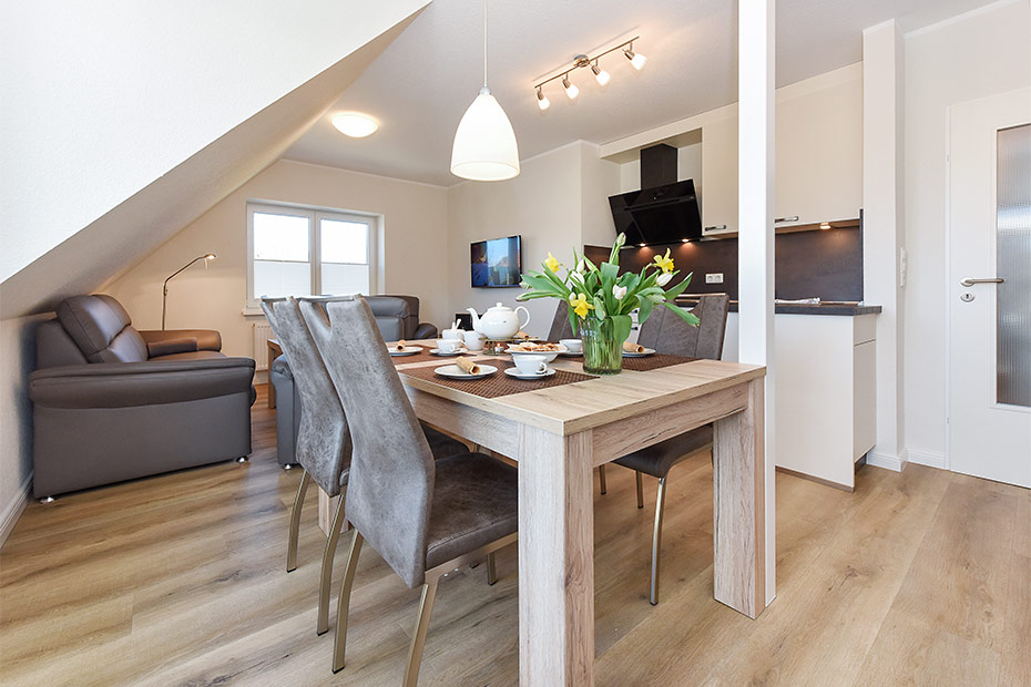 Ferienwohnung „oben links“ - Wohnzimmer mit integriertem Küchenbereich