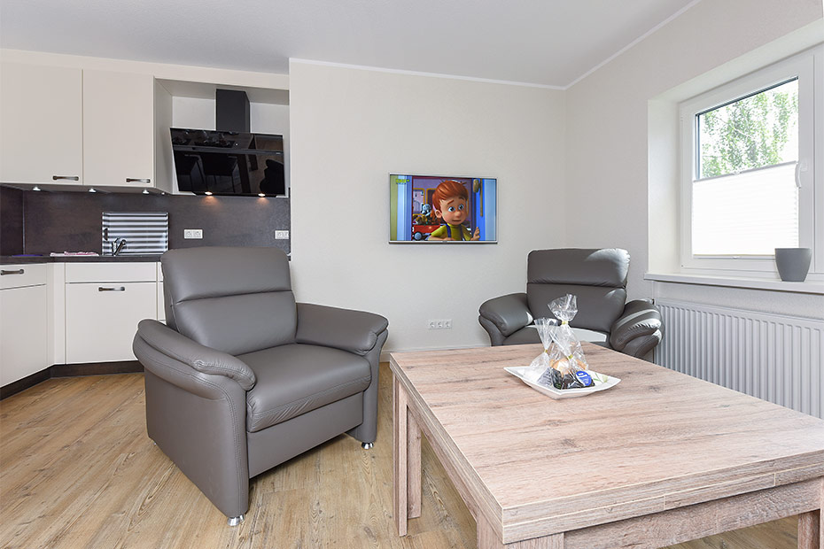 Ferienwohnung „oben rechts“ - Wohnzimmer mit integriertem Küchenbereich