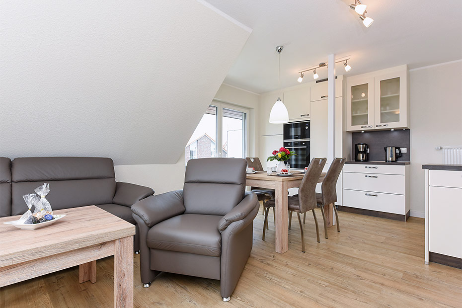 Ferienwohnung „oben rechts“ - Wohnzimmer mit integriertem Küchenbereich