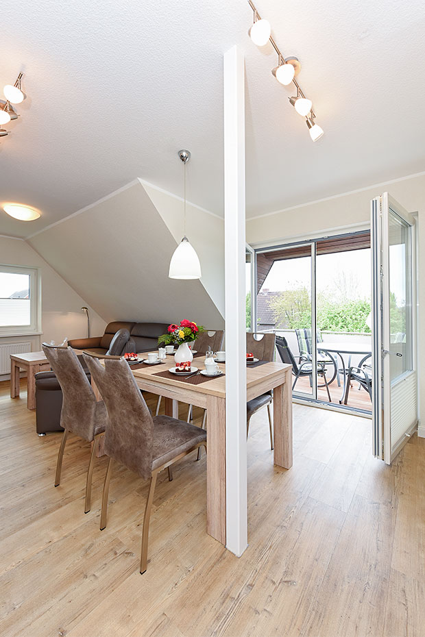 Ferienwohnung „oben rechts“ - Wohnzimmer mit integriertem Küchenbereich