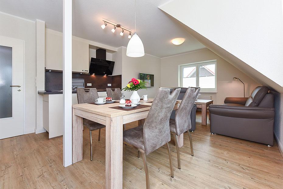 Ferienwohnung „oben rechts“ - Wohnzimmer mit integriertem Küchenbereich