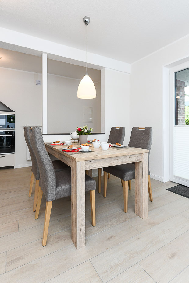 Ferienwohnung „unten links“ - Wohnzimmer mit integriertem Küchenbereich