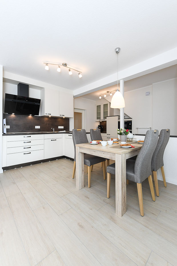 Ferienwohnung „unten links“ - Wohnzimmer mit integriertem Küchenbereich