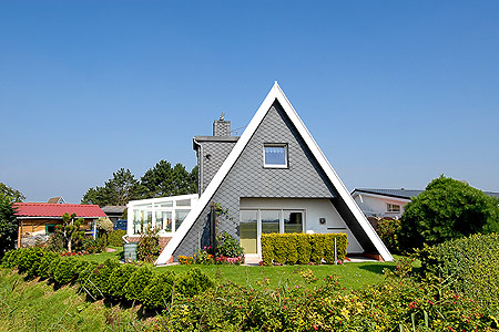 Ferienhaus „Gisela“ - Außenansicht mit Garten