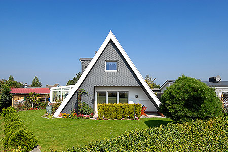 Ferienhaus „Gisela“ - Außenansicht mit Garten